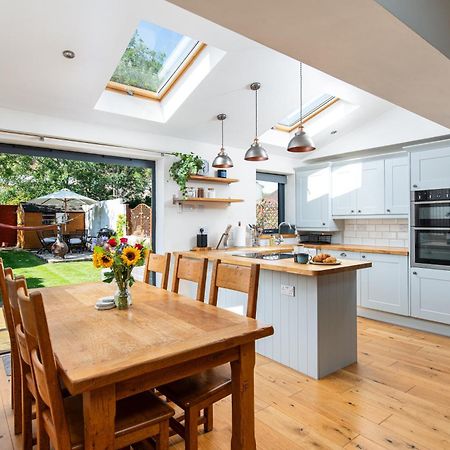 Charming Family Home With Stoves, Garden & Parking Bristol Kültér fotó