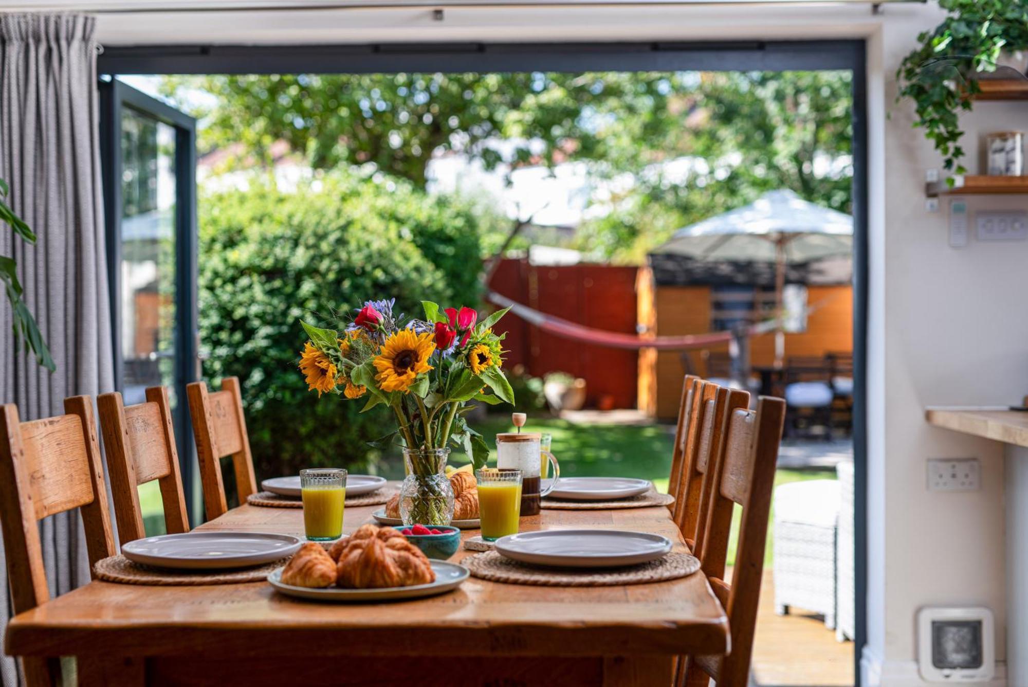 Charming Family Home With Stoves, Garden & Parking Bristol Kültér fotó